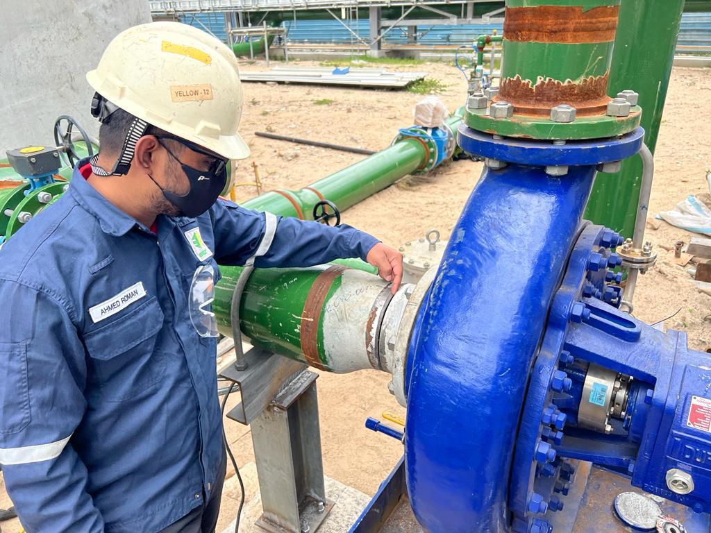 EINZ engineer inspecting pump flange for precision alignment